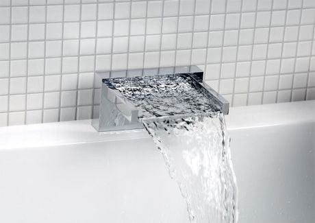 Przejdź do produktu Wylewka otwarta na brzeg wanny, szerokość 145mm, kaskada, chrom