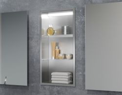 Półka łazienkowa wnękowa do zabudowy 32,5x89,7x15 cm ze stali nierdzewnej z oświetleniem LED kołnierz typu Bend MCJ B.PWNP LED 900/15