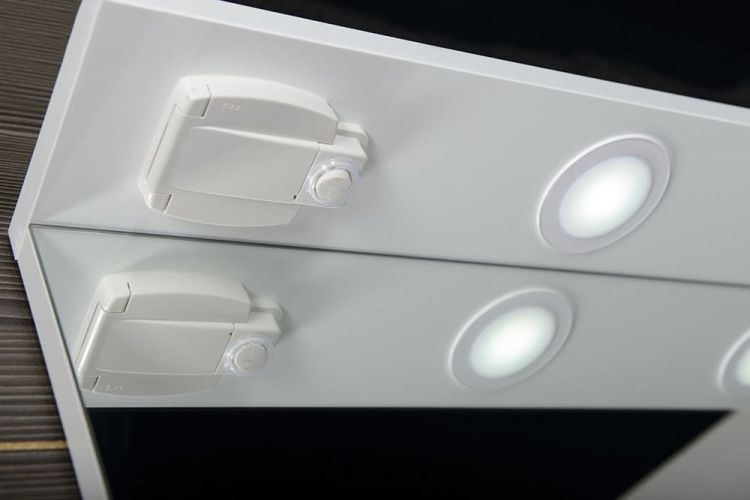 KORIN lustro z LED oświetleniem i gniazdkiem 60x70x12cm