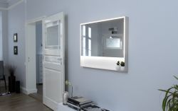 Lustro prostokątne 100x80 cm ze stalową, białą ramą, oświetleniem LED i półką MCJ Zaria