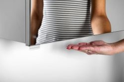 TOBI LED szafka  z oświetleniem LED 80x63x17cm, bezdotykowy, biała