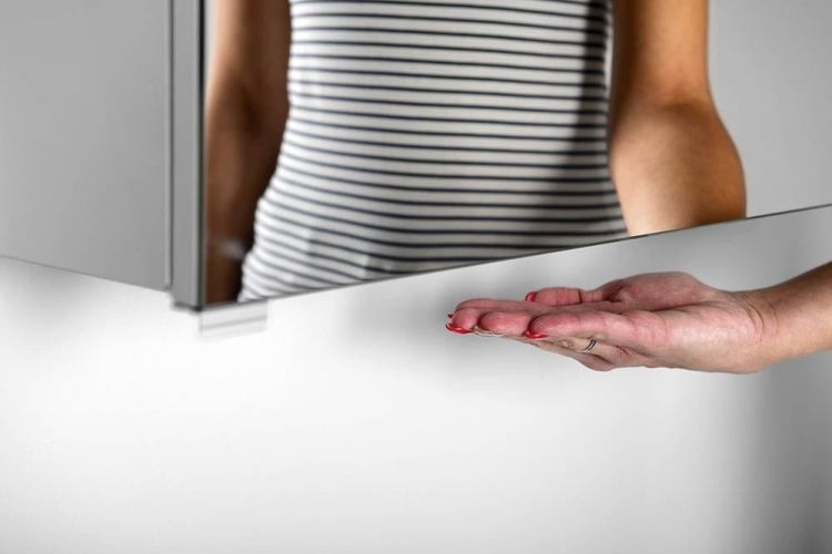 TOBI LED szafka  z oświetleniem LED 80x63x17cm, bezdotykowy, biała