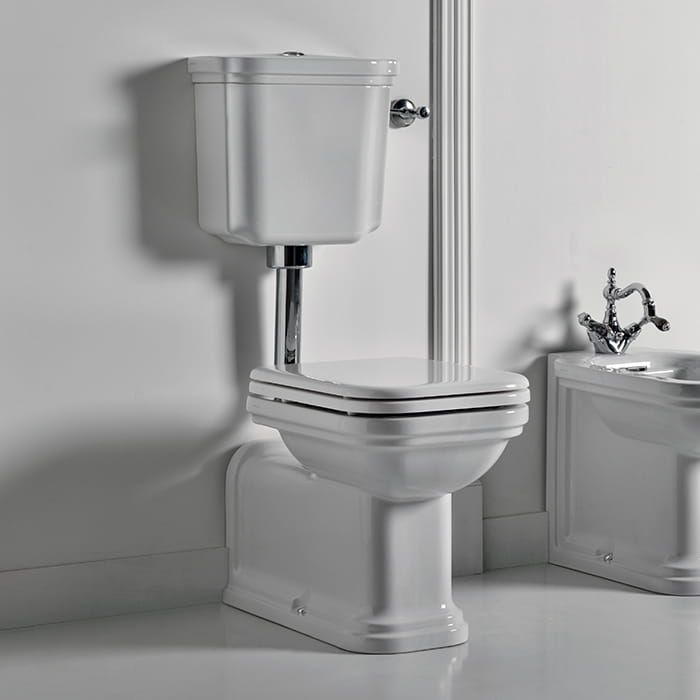 Miska stojąca WC ze zbiornikiem i mechanizmem spłukującym, deską WC wolnoopadającą Retro komplet Kerasan Waldorf 411601+7513+418201+418801 biały połysk