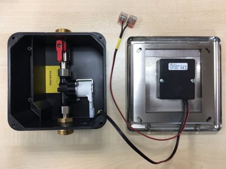 Przejdź do produktu Podtynkowy automatyczny spłukiwacz do pisuaru 24 V DC, czarny