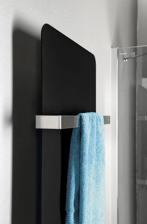 grzejnik dekoracyjny tabella czarny mat 159x37 cm zbliżenie z wieszakiem.jpg