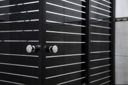 Kabina natryskowa kwadratowa 90x90 cm z dekorem czarnych pasów i brodzikiem Kerra Pico BlackSTR 90 czarny