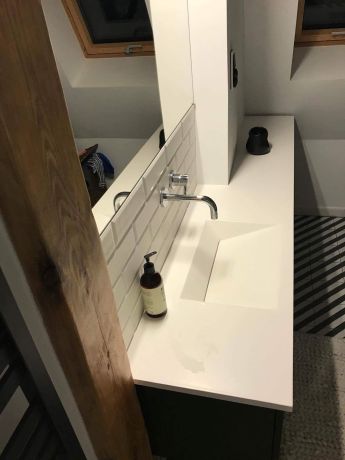 Przejdź do produktu Umywalka na dowolny wymiar z materiałów Solid Surface z komorą Edge SOL i odpływem liniowym 