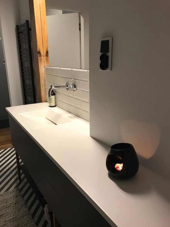 Umywalka na dowolny wymiar z materiałów Solid Surface z komorą Edge SOL i odpływem liniowym