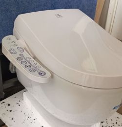 Deska myjąca Crystal z miską wc Roca widok panela sterującego.JPG
