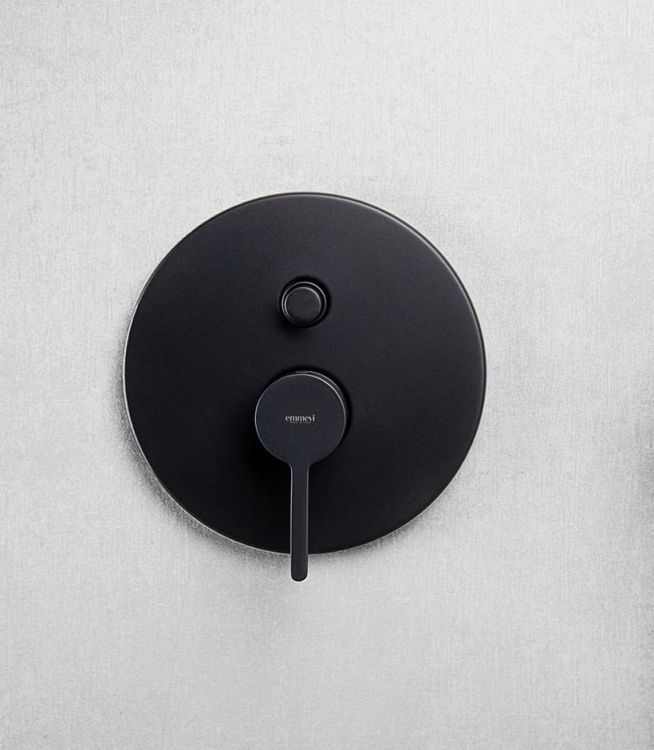 Bateria prysznicowa podtynkowa 2-drożna z przełącznikiem Emmevi Filo 850019NO czarny mat