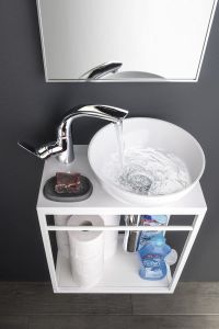 mała umywalka 28 cm na szafce z blatem i baterią.jpg