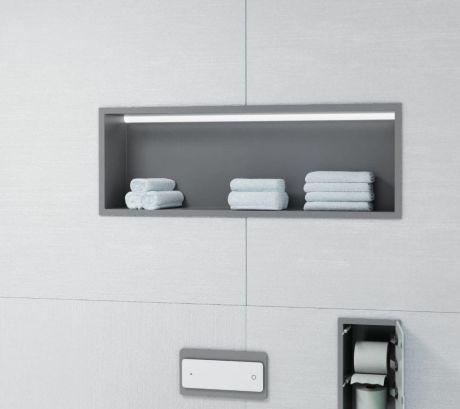 Przejdź do produktu Półka łazienkowa wnękowa do zabudowy 62,5x32,5x10 cm ze stali nierdzewnej, lakierowana na czarno z oświetleniem LED i szkłem w tylnej części i kołnierzem typu Flat MCJ F.PWN LBL LED 600/10