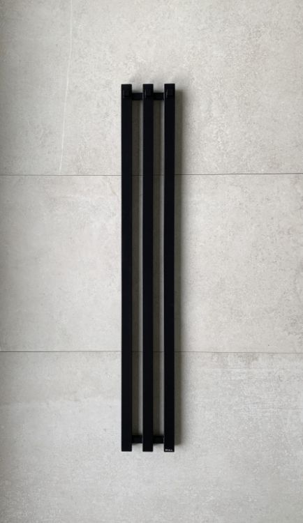Czarny, matowy grzejnik łazienkowy, dekoracyjny 25x150 cm PMH Pluto P2BL/4
