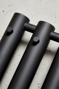 Czarny grzejnik łazienkowy 29,2x150 cm PMH Rosendal Massive R70/3B