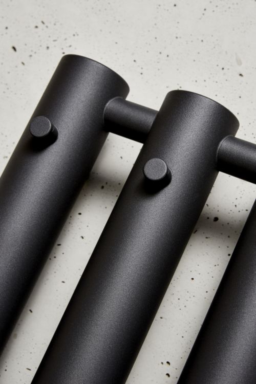 Czarny grzejnik łazienkowy 29,2x150 cm PMH Rosendal Massive R70/3B