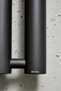 Czarny grzejnik łazienkowy 29,2x150 cm PMH Rosendal Massive R70/3B