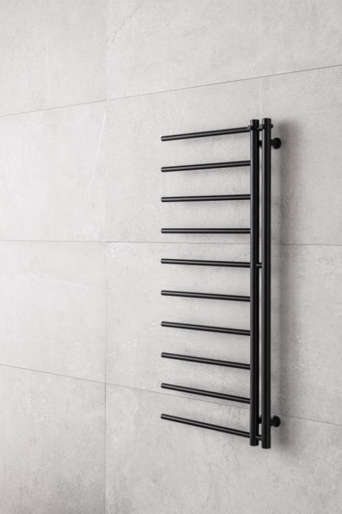Czarny grzejnik łazienkowy 50x114 cm PMH Apollo AP1B-L lewy
