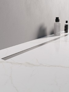 System odwodnienia liniowego o dużej przepustowości, dostępny w szerokościach od 60 cm do 100 cm.