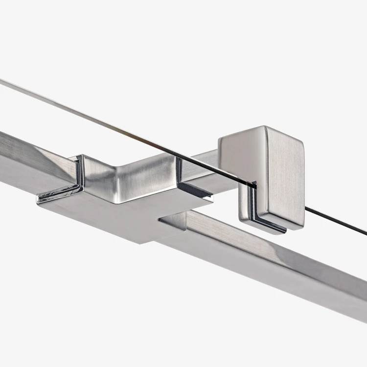 Kwadratowe i prostokątne kabiny, z lewo- lub prawostronnym ustawieniem. Mają drzwi otwierane na zewnątrz. Dostępne w rozmiarach od 80x70x200 cm do 120