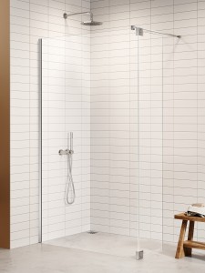 Kabina walk-in o uniwersalnym montażu (dowolna strona), z dodatkowym skrzydłem wahadłowym; szerokość 70–140 cm, wysokość 200 cm.
