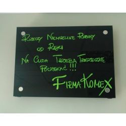 Grzejnik pokojowy podwójny Komex 100x44,5 cm z osłoną szklaną Victoria - przykład użycia grzejnika jako tablicy