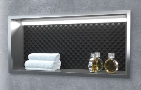 Przejdź do produktu Półka łazienkowa wnękowa do zabudowy 62,5x32,5x10 cm ze stali nierdzewnej, lakierowana na czarno z oświetleniem LED i szkłem w tylnej części i kołnierzem typu Flat MCJ F.PWN LBL LED 600/10