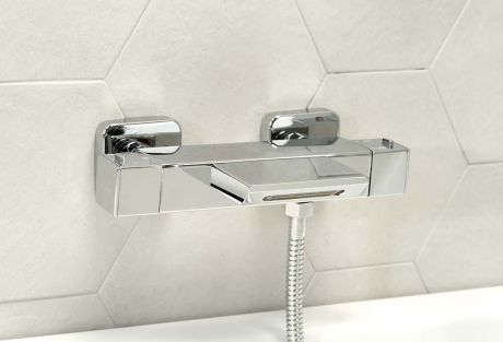 Przejdź do produktu Bateria wannowa ścienna termostatyczna z wylewką kaskadową Dimy UN57306 chrom