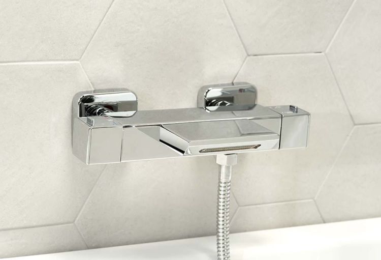 Bateria wannowa ścienna termostatyczna z wylewką kaskadową Dimy UN57306 chrom