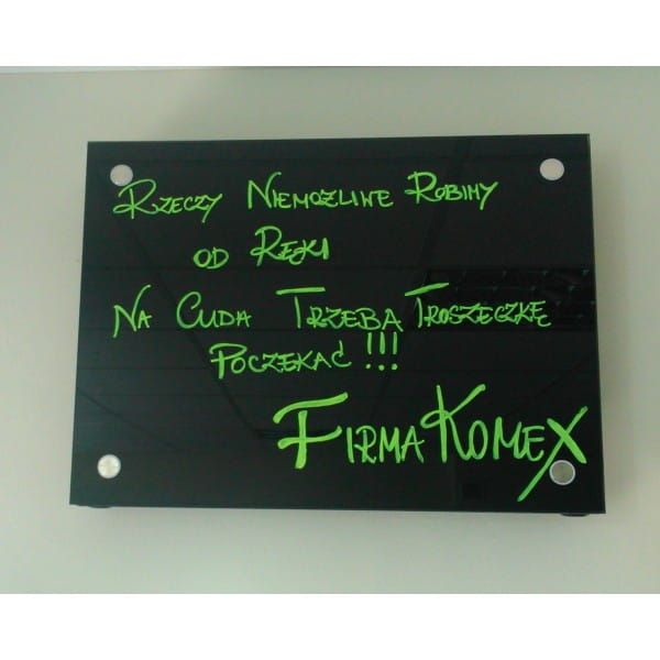 Grzejnik pokojowy podwójny Komex 150x59,5 cm z osłoną szklaną Victoria - przykład użycia grzejnika jako tablicy