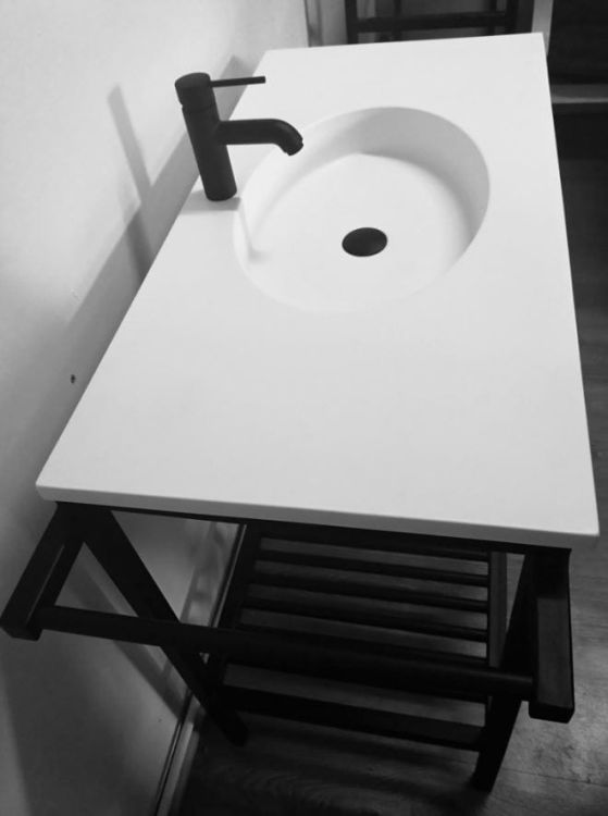 Stelaż stalowy z wieszakiem i z umywalką 100x50 cm Vortex widok z boku