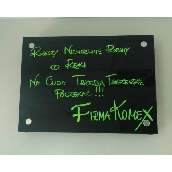 Grzejnik pokojowy podwójny Komex 150x74,5 cm z osłoną szklaną Victoria - przykład użycia grzejnika jako tablicy