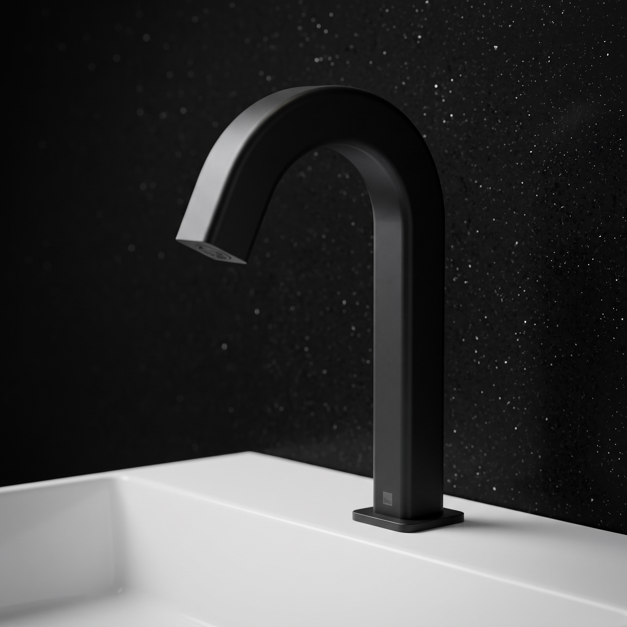 Czarna matowa bezdotykowa bateria umywalkowa Freak Bathroom Basic – widok z profilu
