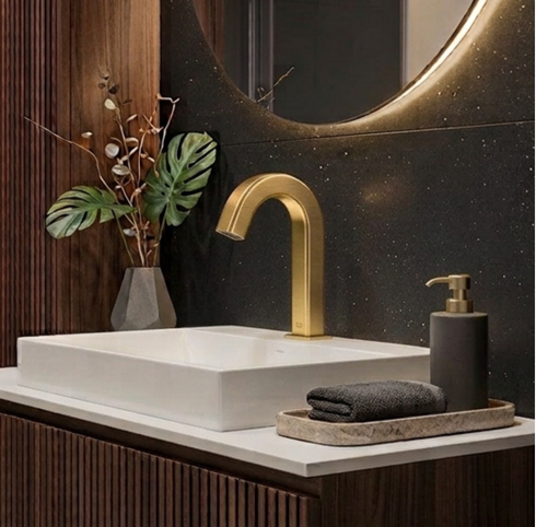 Bezdotykowa bateria umywalkowa Freak Bathroom Basic złoty szczotkowany w aranżacji