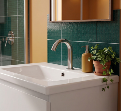 Niska bezdotykowa bateria umywalkowa Freak Bathroom Low chrom w aranżacji